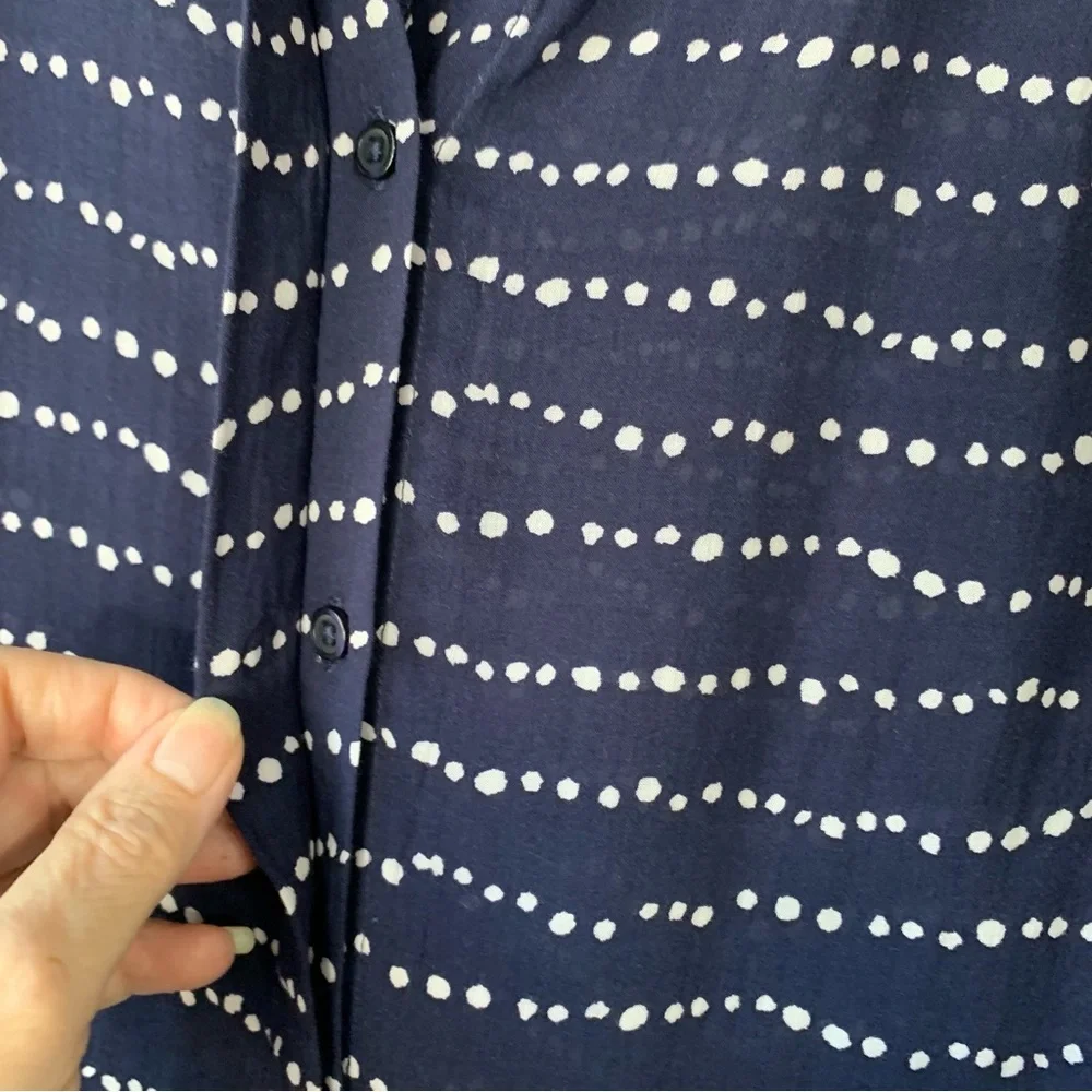 Bella Dahl navy and white polka dot rayon sleeveless button up blouse. Size M - Picture 5 of 10